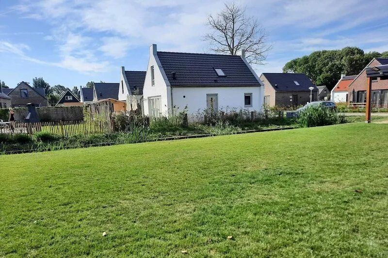 Villa 6, 5km from the beach, swimming pool, playground.