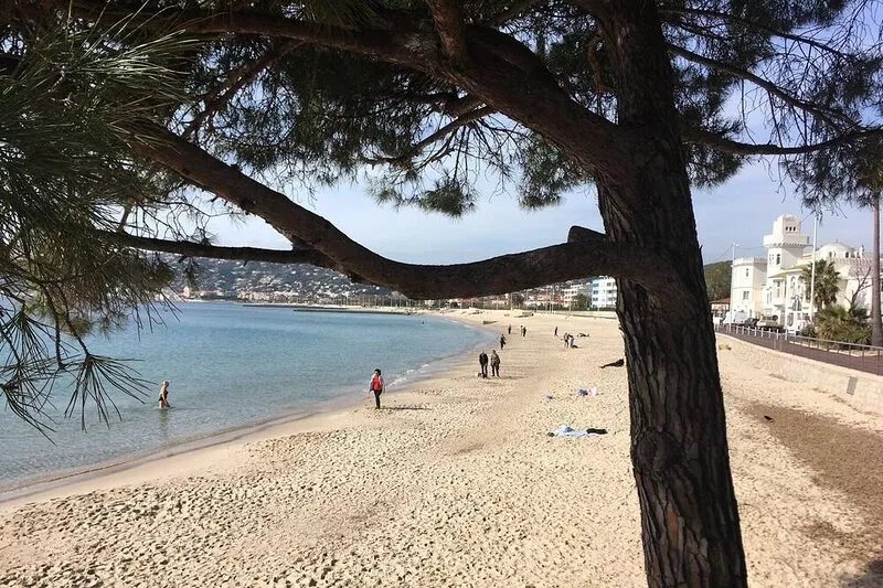 Air-conditioned 2 bedroom Garden apartment close to beaches and amenities.