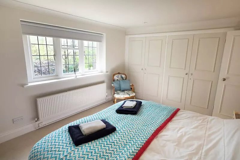 Spacious 5* guest house with private tennis court and beautiful gardens