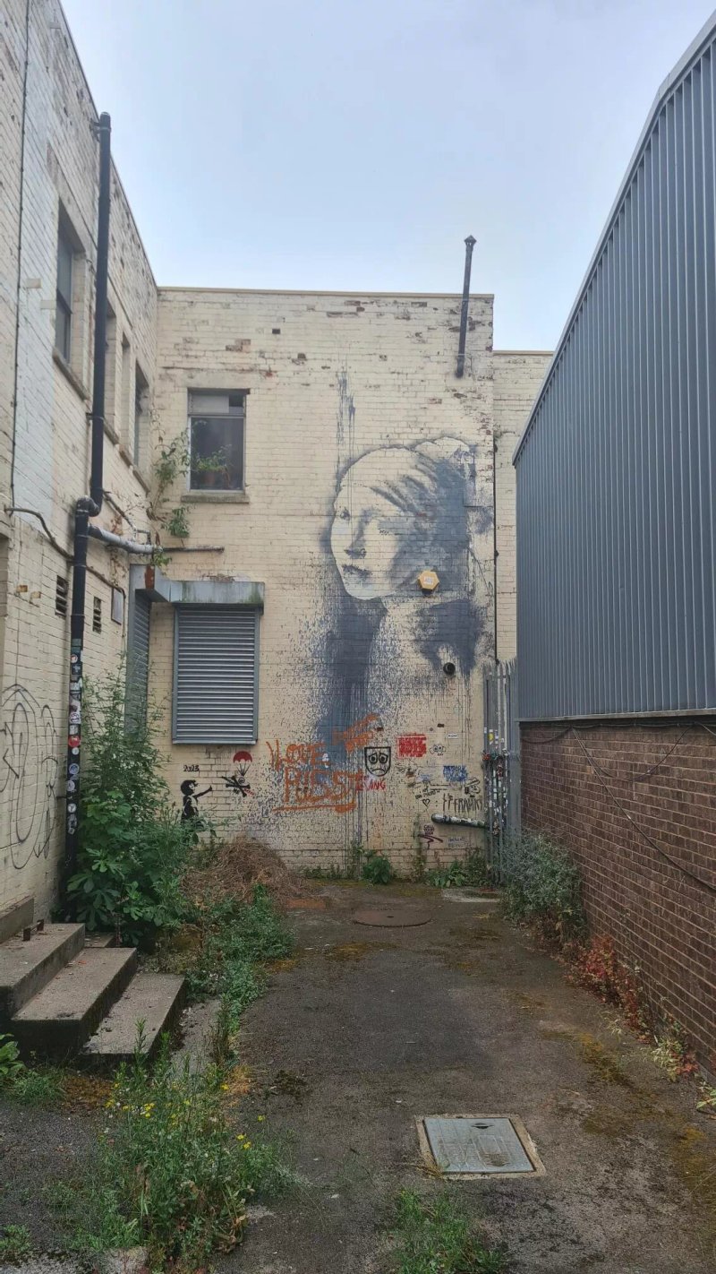Banksy - Girl with the Pierced Eardrum