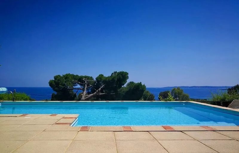 Individual house. Exceptional sea view, swimming pool, beach 400 m'away.