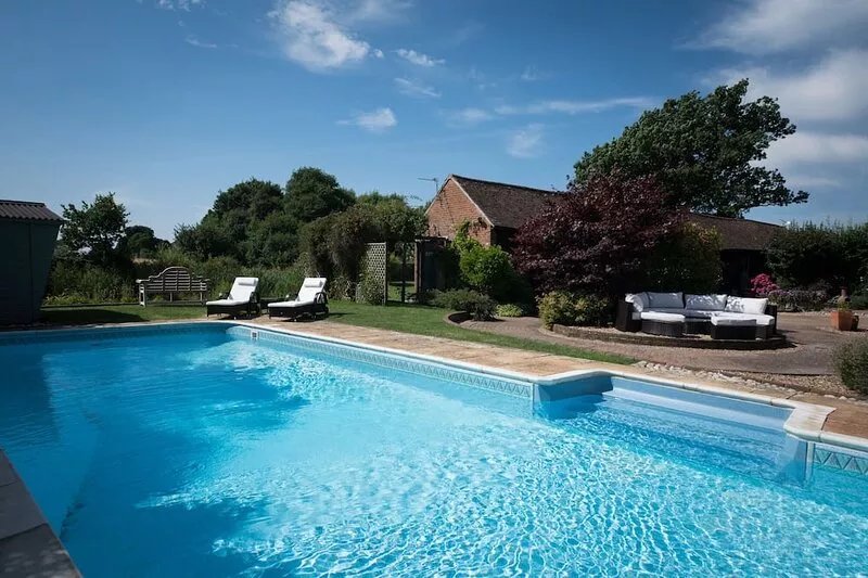 Luxury Country Cottage with Access to Swimming Pool