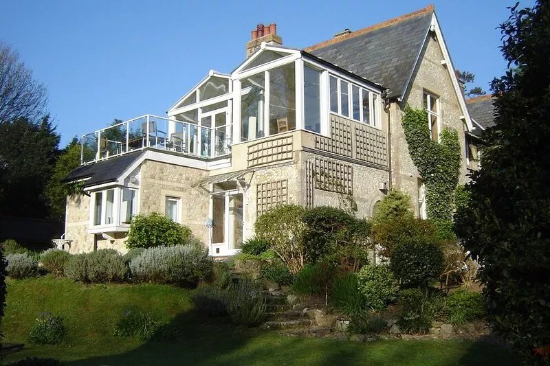 Charming Holiday Home, Extensive Mature Garden, In Totland Bay, Isle of Wight