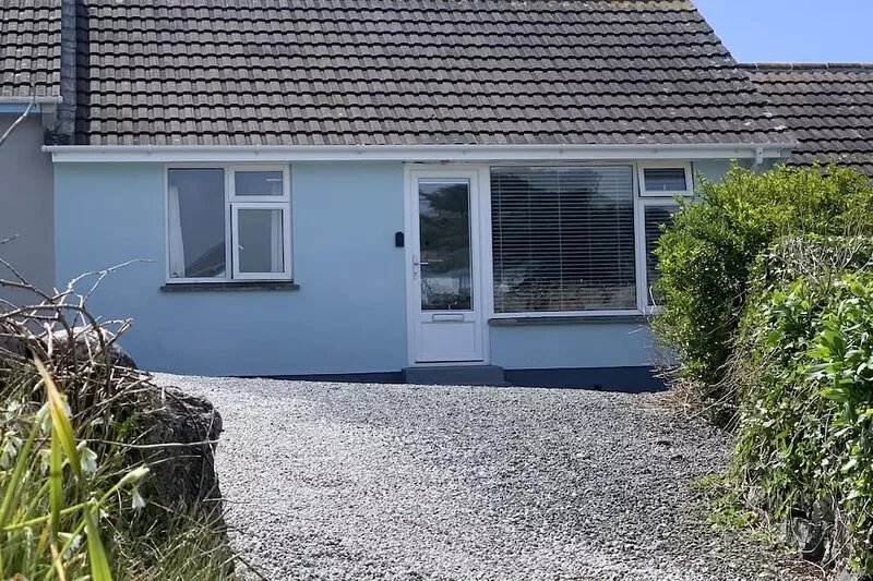 Cottage on coastpath, dogs welcome, includes Hotel indoor pool gym and tennis