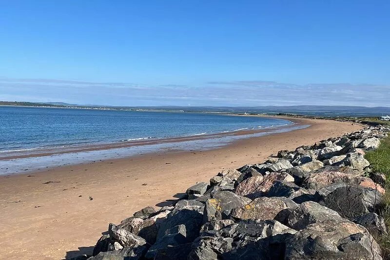 Seaside cottage by a sandy beach - dolphins, golf, near Inverness and Loch Ness