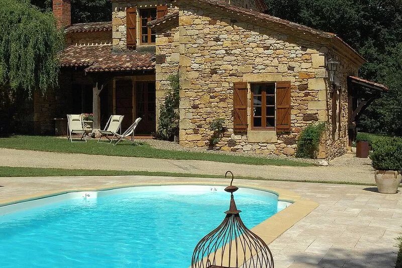 At the gates of Périgord, magnificent stone house, calm and relaxing.