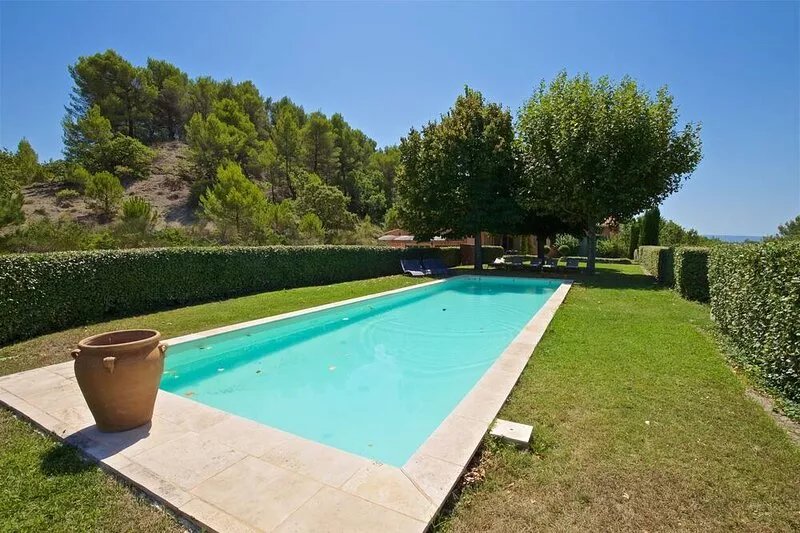 Large 5 bedroom house with stunning views, near Roussillon