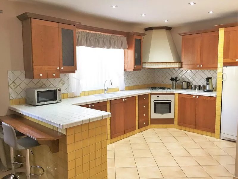 Very spacious and well-lit corner 3 bedroom apartment in Marsaxlokk, sleeps 6