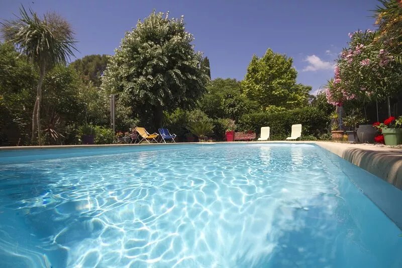 Secure heated swimming pool, air-conditioned apartment in villa 800 m from the