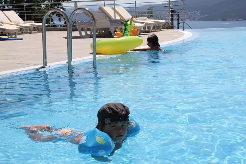 A Penthouse above the sea with a big infinity pool and a children pool