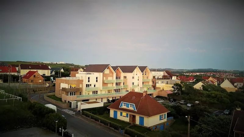 Apt 1st, copr on 3 floors, elevator, sheltered terrace 25M2 wind, separate wc