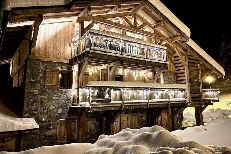 Chalet 400 m2 - 8 bedrooms, at the foot of the slopes and lifts - up to 25