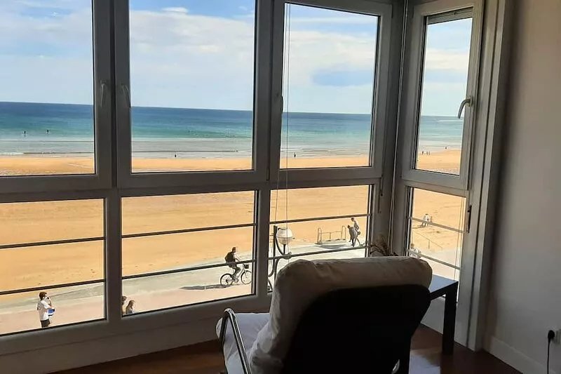 Apartment Bañeru 3 - Fisrt line beach, city centre accommodation by Egona