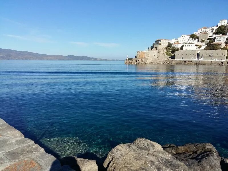 Superb 19C stone house with yard, 3 mins walk - no steps - to Hydra port