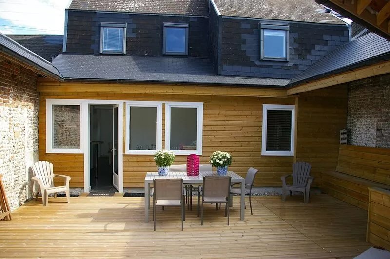 Holiday home center and 50 m beach with enclosed courtyard