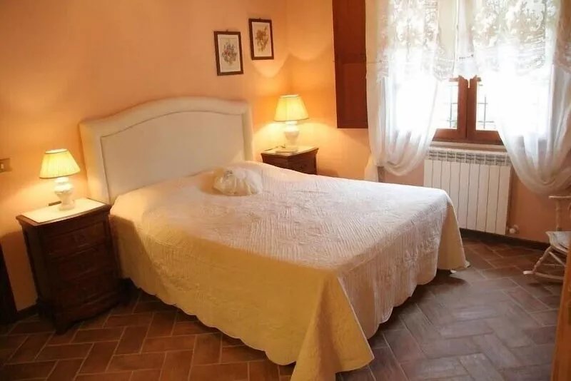 La Casetta del Borgo with private garden and pool near San Gimignano