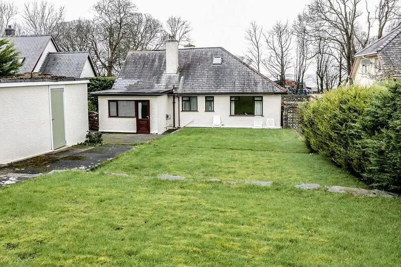 BRYNTEG, family friendly, country holiday cottage in Llwyngwril
