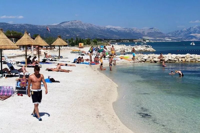 One bedroom apartment with terrace and sea view Trogir (A-16210-a)