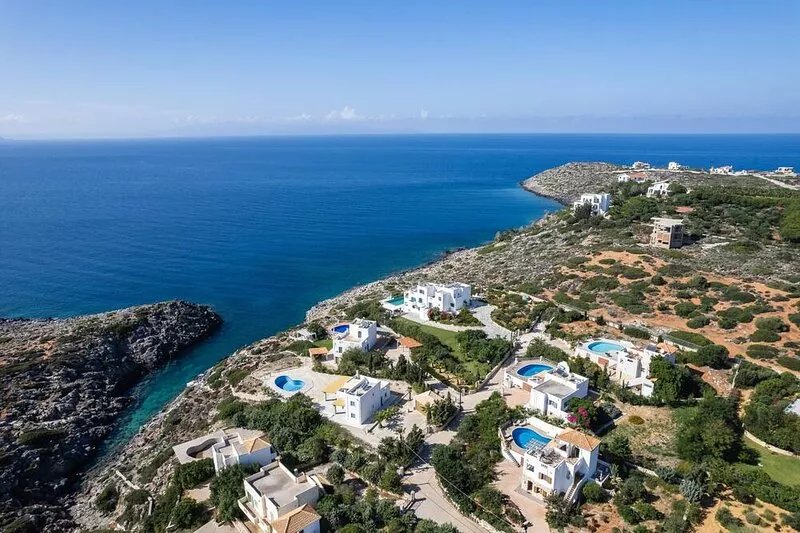 Access to a cove and nearby beaches, sea views, spacious garden!