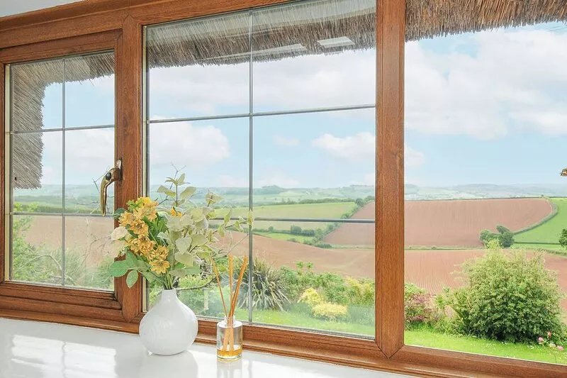 THE THATCHED COTTAGE, pet friendly, with hot tub in Crediton