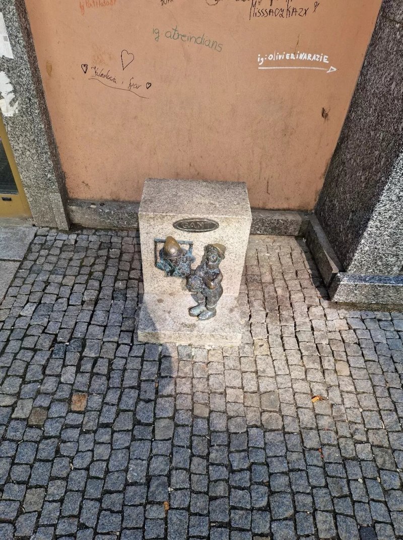 Krasnal Kantorowcy Statue