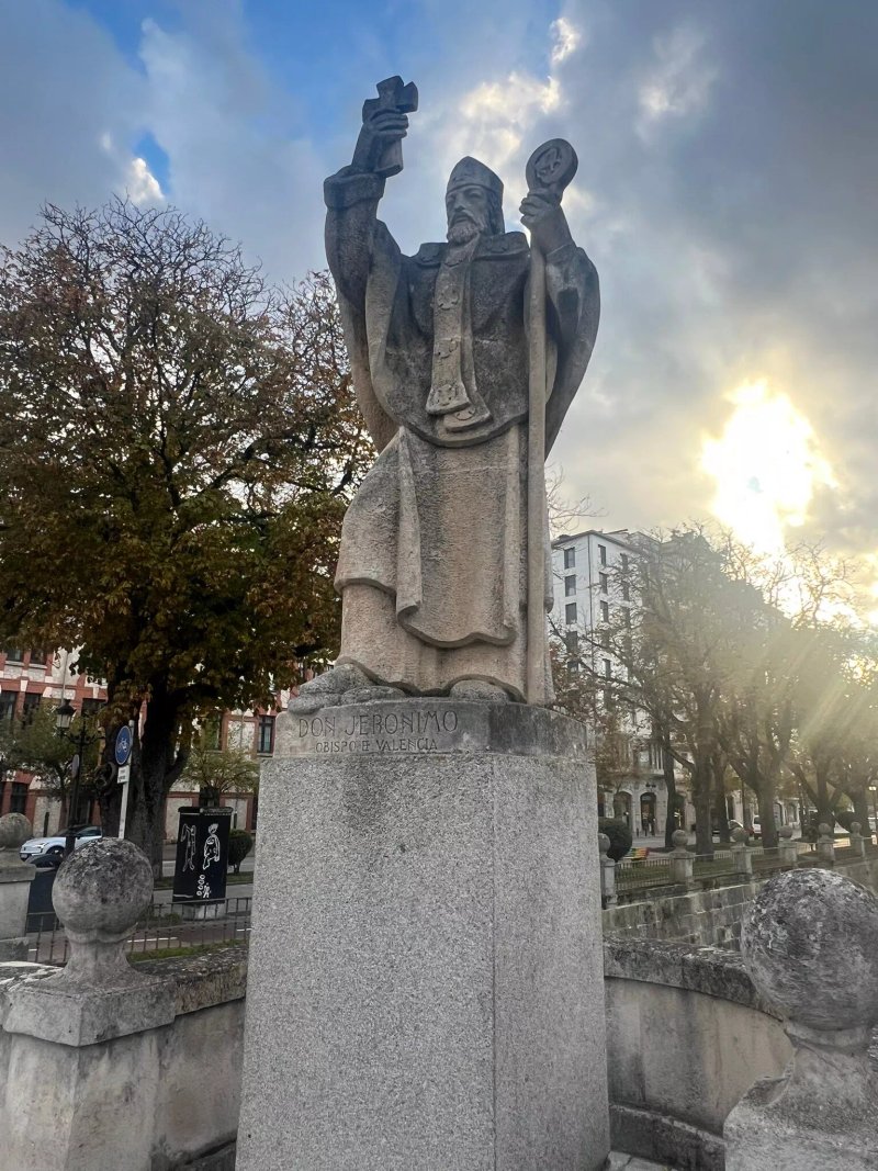 Estatua De Jeronimo De Perigord