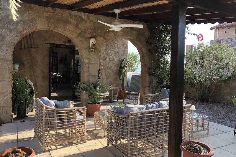 Turtle beach and restaurants a short walk - private pool - unlimited Wi-Fi