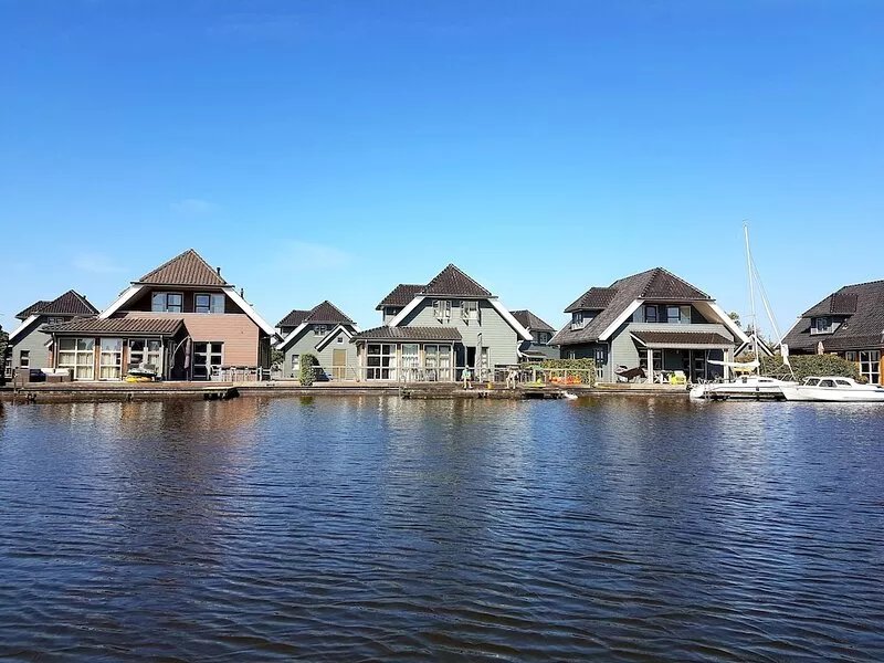 10 persons luxury villa with a private dock at the Sneekermeer.