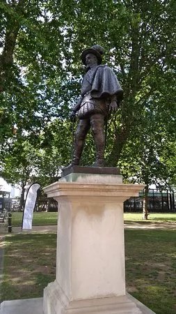 Statue of Sir Walter Raleigh