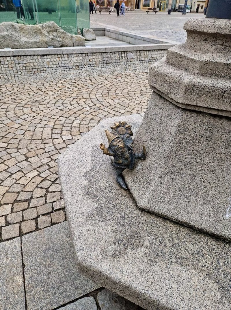 Wiesiek Partnerski Statue