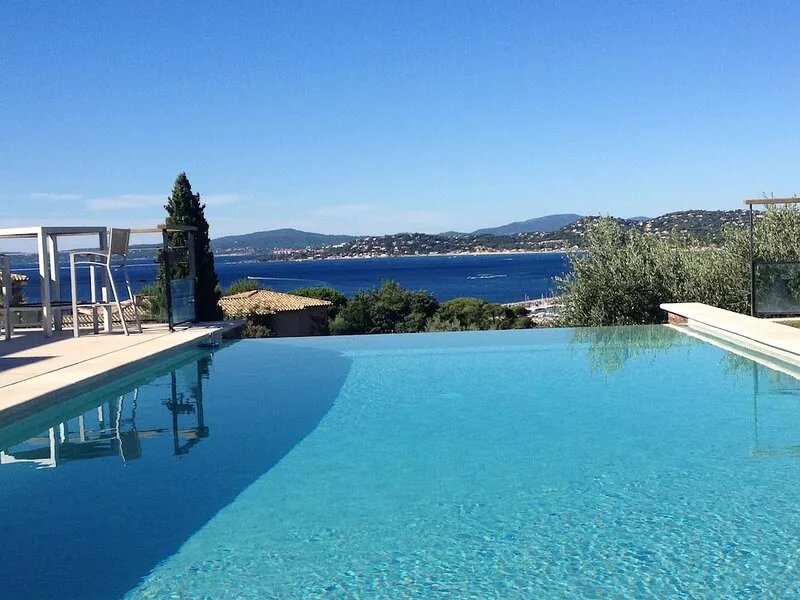 Contemporary villa overlooking the Gulf of Saint Tropez 300 m from the beaches