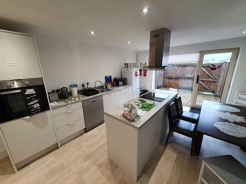 Riverdale House (4 bedrooms) Serviced Accomodation