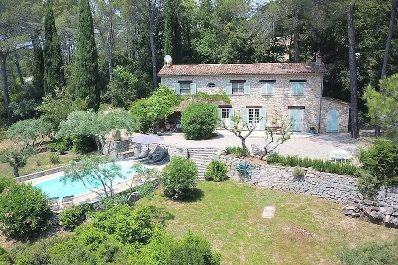 FAMILY BASTIDE WITH HEATED PRIVATE POOL PROVENCE