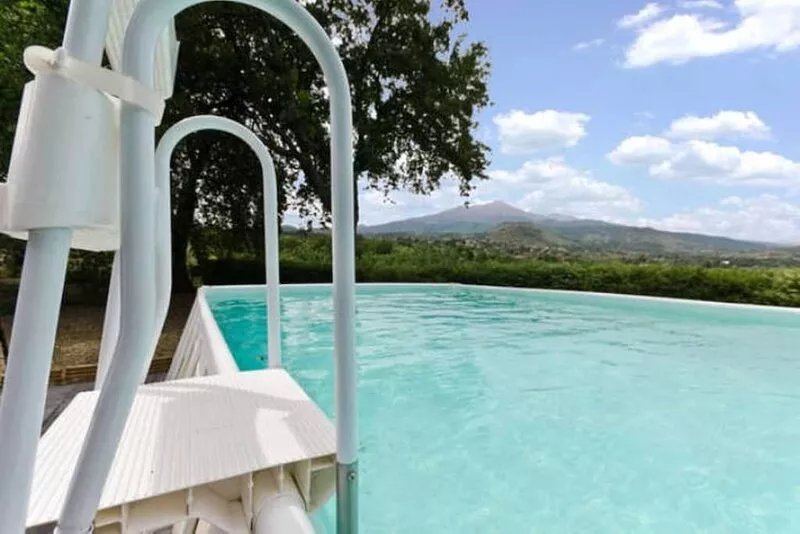 Two neighboring houses, totally independent, ideal for families or groups.