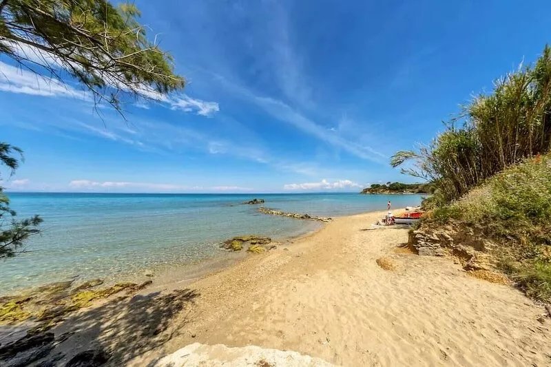 Beautiful 4 bedroom villa up to 8 people with A/C on the sea front
