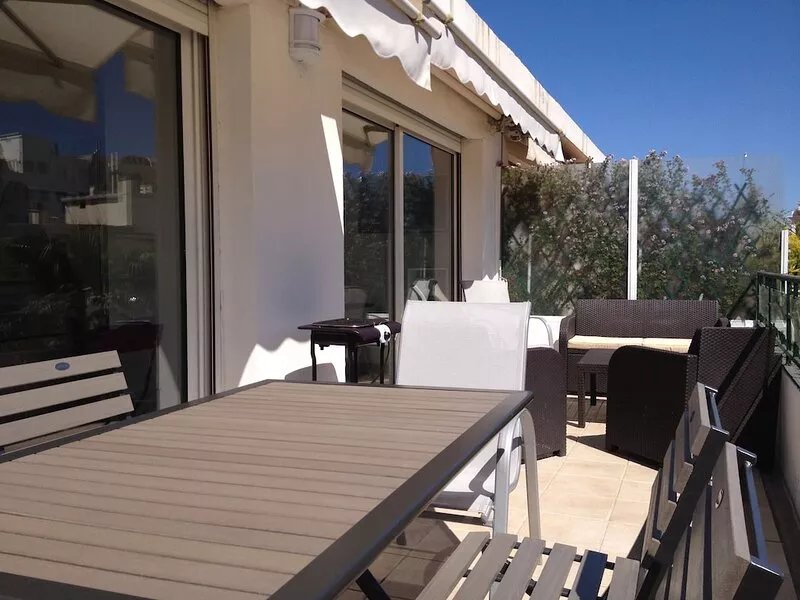 Air-conditioned apartment with terrace, beach at 50m, 1 bedroom, 5/7 people