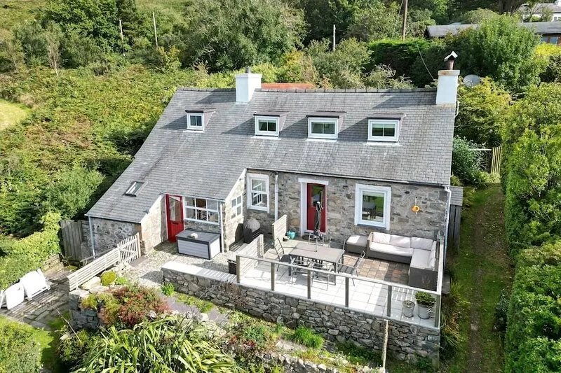 Beautiful welsh cottage Amazing sea views Dog friendly On the welsh coast path.