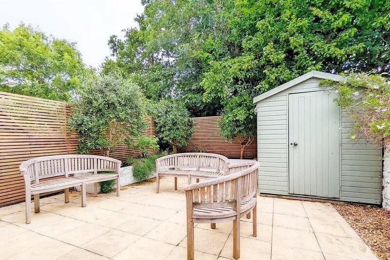 A town house that sleeps 6 guests  in 3 bedrooms