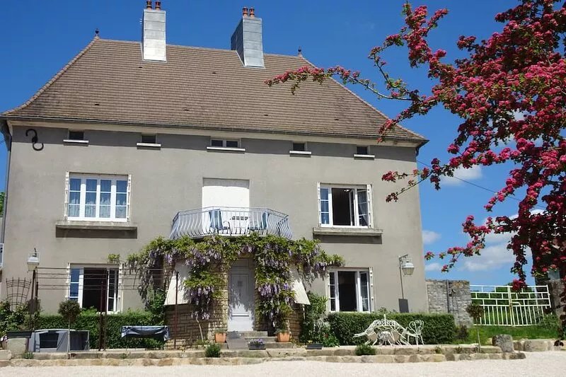 Between Morvan and vineyards family home with private pond