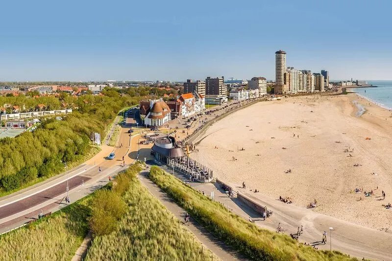Luxurious holiday home with dishwasher, 200 m from the beach