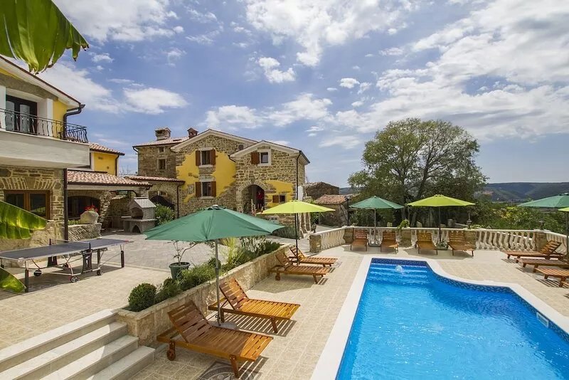 Spacious villa with swimming pool in the eastern hinterland of Istria