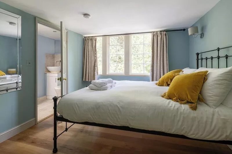 Luxury apartment sleeps 10 near Bath.Parking, Wifi, Ensuites, Dishwasher, hen
