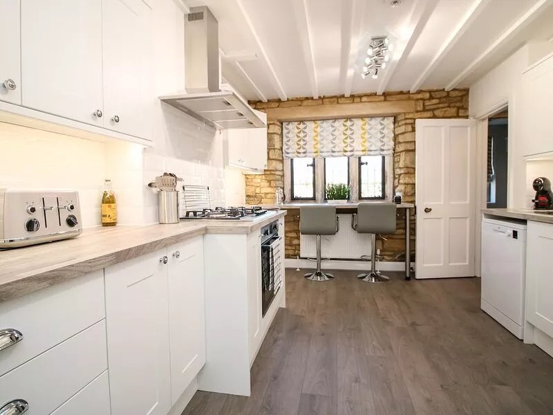 WELL COTTAGE, pet friendly, with open fire in Bourton-On-The-Water