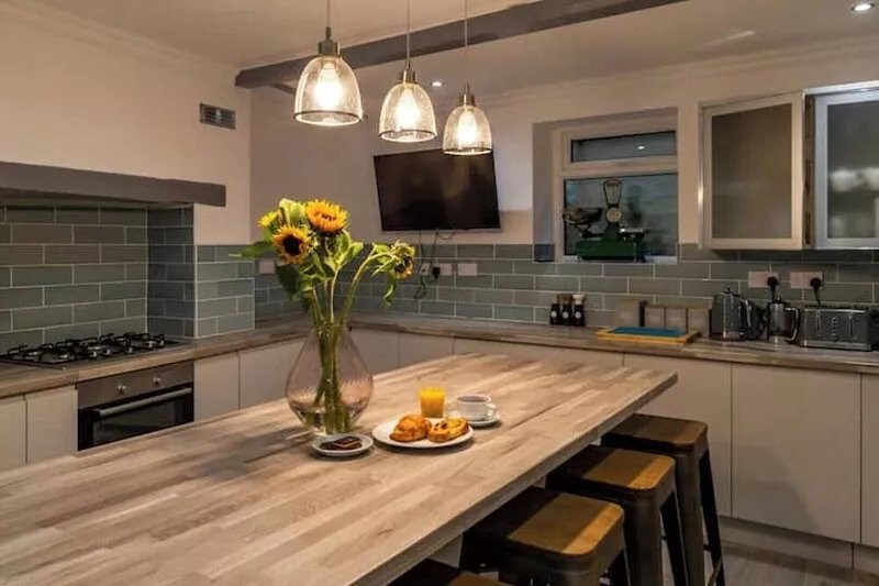 Detached house luxury 6 beds, Fast WiFi, pets allowed and Hot-tub.