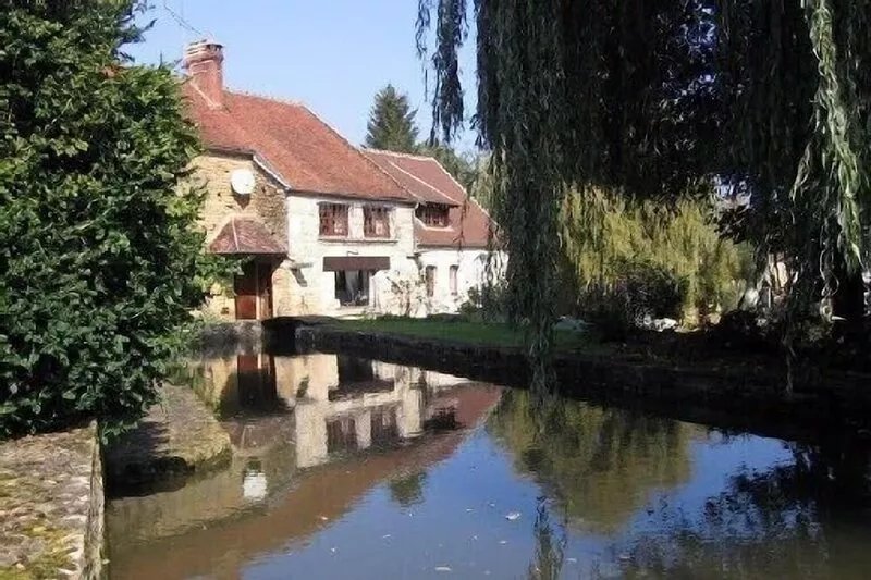 Mill from the 17th Century on a large land crossed by a stream