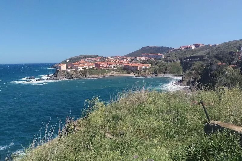 Magnificent Sea views,beach side, sunny aspect, sleeps 6, WiFi, garage parking