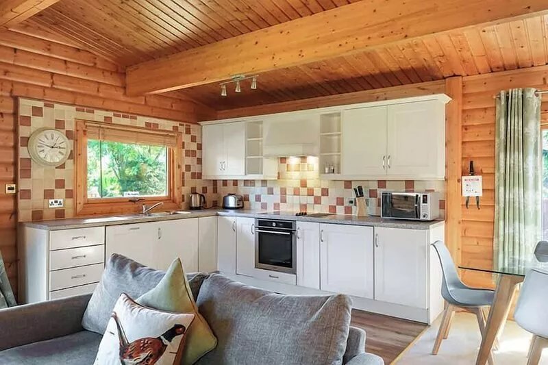 3 Bedroom, 5 star, award winning Lodge with luxurious hot tub (sleeps 6)