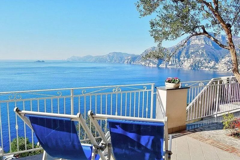 Villa Gisella A: A bright apartment which faces the sun and the sea, with Free
