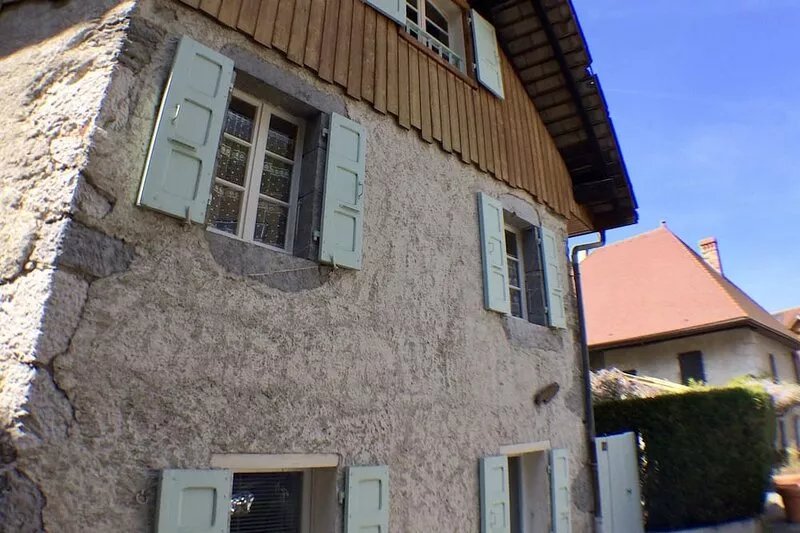 Small house and its garden in the center of the village of Duingt 200 meters