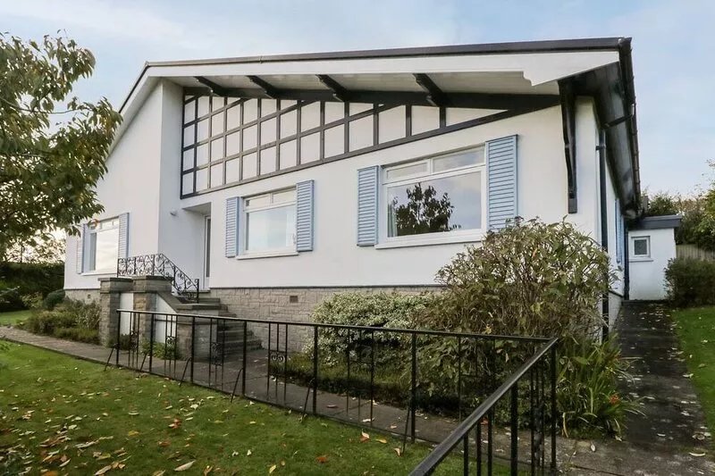 SILVERDALE MOUNT, pet friendly, with a garden in Grange-Over-Sands